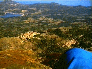 survol des villages de Speloncato et Ville di Paraso. en jaune l'atterro officiel du regino